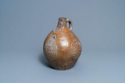 Un grand pichet bellarmine en grès orné de trois médaillons armoriés, Frechen, Allemagne, 1ère moitié du 17ème