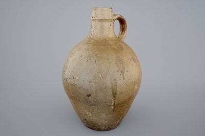 Un grand pichet de type bellarmine en grès, 17/18ème