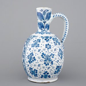 Un grand pichet en faïence de Delft bleu et blanc, 18ème siècle — photo 2