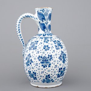Un grand pichet en faïence de Delft bleu et blanc, 18ème siècle — photo 4