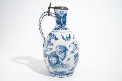 Un grand pichet en faïence de Delft bleu et blanc à décor d'un tigre et un lion, 17ème