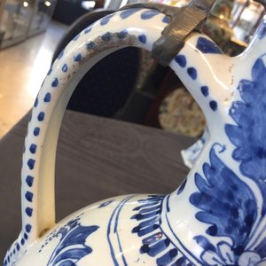 Un grand pichet en faïence de Delft bleu et blanc à décor d'un tigre et un lion, 17ème — photo 16