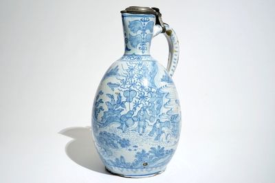 Un grand pichet en faïence de Delft ou Francfort en bleu et blanc à couvercle en étain, 17ème