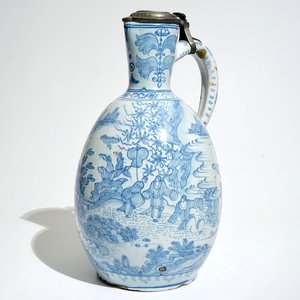 Un grand pichet en faïence de Delft ou Francfort en bleu et blanc à couvercle en étain, 17ème — photo 1