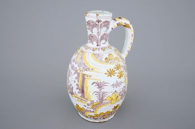 Un grand pichet en jaune et manganèse au décor d'une chinoiserie, Francfort ou Delft, 17ème