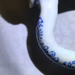 Un grand pichet trompeur en faïence de Delft en bleu et blanc, 1er quart du 18ème — photo 13