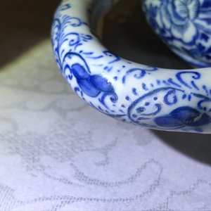 Un grand pichet trompeur en faïence de Delft en bleu et blanc, 1er quart du 18ème — photo 14