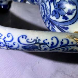 Un grand pichet trompeur en faïence de Delft en bleu et blanc, 1er quart du 18ème — photo 15