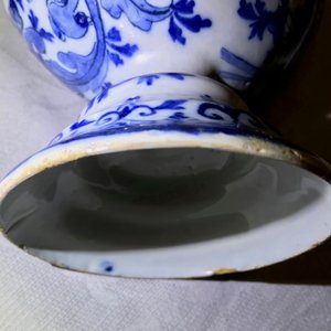 Un grand pichet trompeur en faïence de Delft en bleu et blanc, 1er quart du 18ème — photo 19