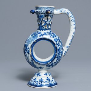Un grand pichet trompeur en faïence de Delft en bleu et blanc, 1er quart du 18ème — photo 2