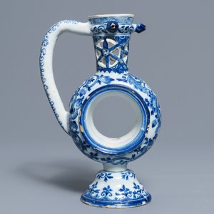 Un grand pichet trompeur en faïence de Delft en bleu et blanc, 1er quart du 18ème — photo 4