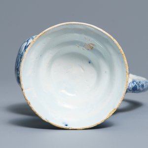 Un grand pichet trompeur en faïence de Delft en bleu et blanc, 1er quart du 18ème — photo 6