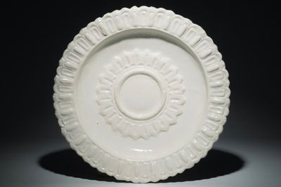 Un grand plat à décor en relief en faïence blanc monochrome, Marseille, France, 17ème