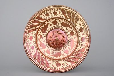 Un grand plat à ombilic Hispano-Mauresque lustré , fin du 16ème siècle