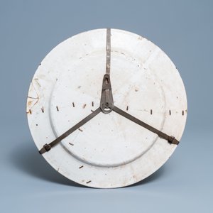 Un grand plat armorié en majolique italienne, atelier de Francesco Grue, Castelli, 17ème — photo 2