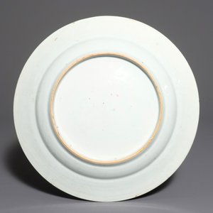 Un grand plat armorié en porcelaine de Chine, Yongzheng/Qianlong — photo 2