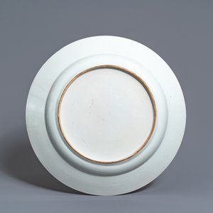 Un grand plat armorié 'Pays-Bas' en porcelaine de Chine rose-Imari, Kangxi/Yongzheng — photo 2