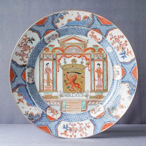 Un grand plat armorié 'Pays-Bas' en porcelaine de Chine rose-Imari, Kangxi/Yongzheng — photo 3