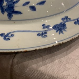 Un grand plat aux cerfs, des oiseaux et un crapaud en porcelaine de Chine en bleu et blanc, Jiajing — photo 7