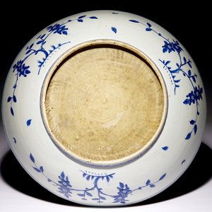Un grand plat aux cerfs et un singe en porcelaine de Chine bleu et blanc, Ming, Jiajing — photo 2