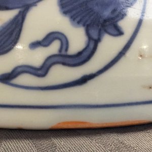 Un grand plat aux grues en porcelaine de Chine bleu et blanc, Ming, Jiajing — photo 12