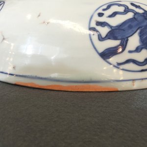Un grand plat aux grues en porcelaine de Chine bleu et blanc, Ming, Jiajing — photo 4