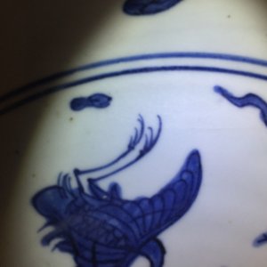 Un grand plat aux grues en porcelaine de Chine bleu et blanc, Ming, Jiajing — photo 9