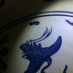 Un grand plat aux grues en porcelaine de Chine bleu et blanc, Ming, Jiajing — photo 10