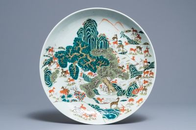Un grand plat 'cent daims' en porcelaine de Chine famille rose, marque de Qianlong, 19ème