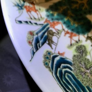 Un grand plat 'cent daims' en porcelaine de Chine famille rose, marque de Qianlong, 19ème — photo 6