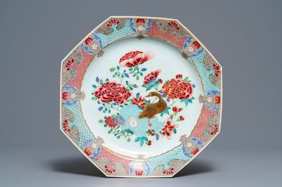 Un grand plat de forme octagonale en porcelaine de Chine famille rose, Qianlong