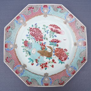Un grand plat de forme octagonale en porcelaine de Chine famille rose, Qianlong — photo 16