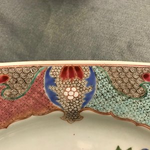 Un grand plat de forme octagonale en porcelaine de Chine famille rose, Qianlong — photo 4