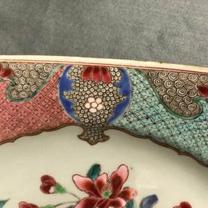 Un grand plat de forme octagonale en porcelaine de Chine famille rose, Qianlong — photo 8