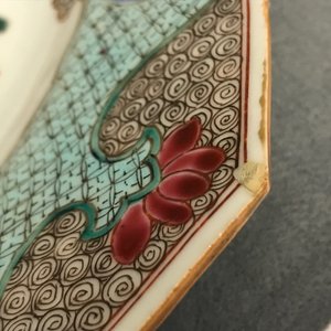Un grand plat de forme octagonale en porcelaine de Chine famille rose, Qianlong — photo 9