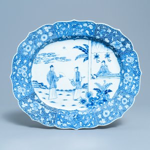 Un grand plat de forme ovale en porcelaine de Chine en bleu et blanc à décor de 'La romance de la chambre de l'ouest', Qianlong — photo 1