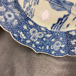 Un grand plat de forme ovale en porcelaine de Chine en bleu et blanc à décor de 'La romance de la chambre de l'ouest', Qianlong — photo 12