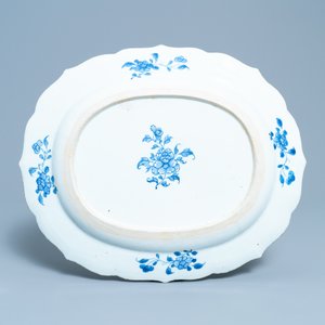 Un grand plat de forme ovale en porcelaine de Chine en bleu et blanc à décor de 'La romance de la chambre de l'ouest', Qianlong — photo 2