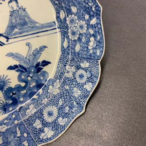 Un grand plat de forme ovale en porcelaine de Chine en bleu et blanc à décor de 'La romance de la chambre de l'ouest', Qianlong — photo 5