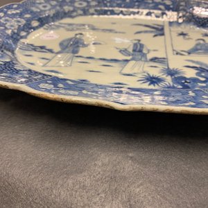 Un grand plat de forme ovale en porcelaine de Chine en bleu et blanc à décor de 'La romance de la chambre de l'ouest', Qianlong — photo 10