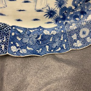 Un grand plat de forme ovale en porcelaine de Chine en bleu et blanc à décor de 'La romance de la chambre de l'ouest', Qianlong — photo 6
