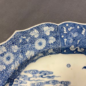 Un grand plat de forme ovale en porcelaine de Chine en bleu et blanc à décor de 'La romance de la chambre de l'ouest', Qianlong — photo 9
