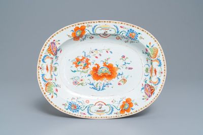 Un grand plat de forme ovale en porcelaine de Chine famille rose à décor 'Pompadour', Qianlong
