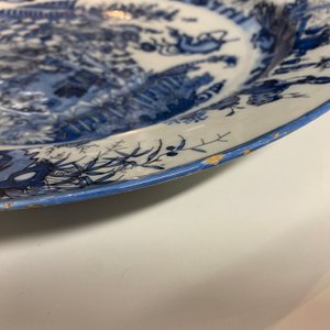 Un grand plat d'épaisseur et de qualité exceptionelle en faïence de Delft en bleu et blanc à décor chinois, fin du 17ème — photo 11