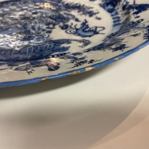 Un grand plat d'épaisseur et de qualité exceptionelle en faïence de Delft en bleu et blanc à décor chinois, fin du 17ème — photo 12