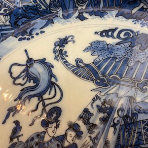 Un grand plat d'épaisseur et de qualité exceptionelle en faïence de Delft en bleu et blanc à décor chinois, fin du 17ème — photo 4