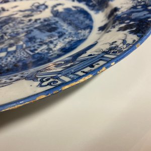 Un grand plat d'épaisseur et de qualité exceptionelle en faïence de Delft en bleu et blanc à décor chinois, fin du 17ème — photo 10