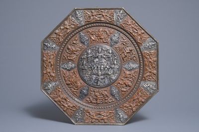 Un grand plat d'offrande en cuivre et argent repoussé, Tibet, 19/20ème