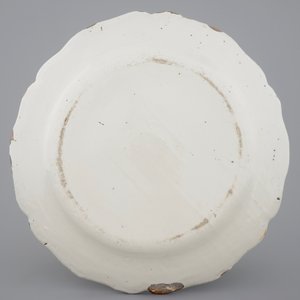 Un grand plat en blanc de Delft au bord contourné, 18ème — photo 2