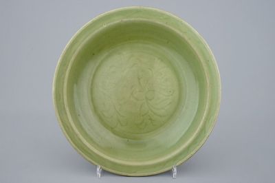 Un grand plat en céladon de Longquan à décor floral incisé, Chine, Dynastie Ming, 15ème